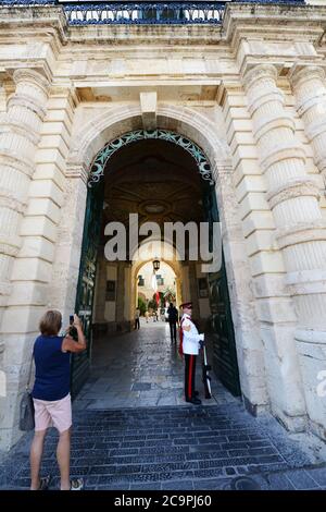 Der Großmeisterpalast (einschließlich des Präsidentenpalastes) in Valletta, Malta. Stockfoto