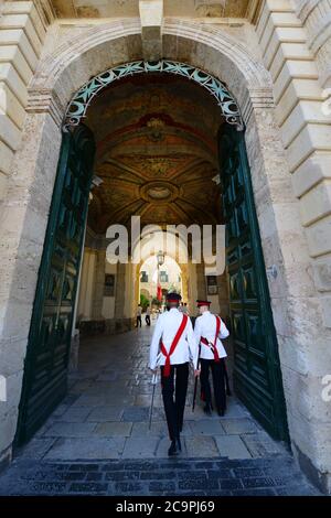 Wachwechsel auf dem St. George Platz in Valletta, Malta. Stockfoto