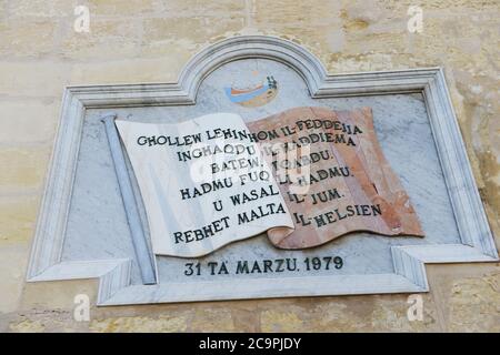 Gedenktafel zum Tag der Freiheit (31. März 1979) vor dem Präsidentenpalast in Valletta, Malta. Stockfoto