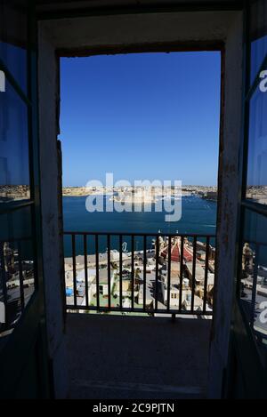 Ein Blick auf den Grand Harbour und Fort St. Angelo auf der Birgu Halbinsel von Valletta. Stockfoto