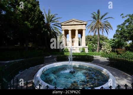 Denkmal für Sir Alexander Ball in den Lower Barakka Gardens in Valletta, Malta. Stockfoto