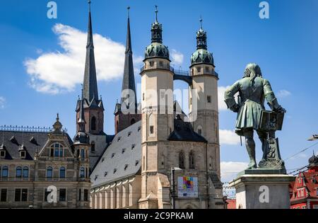29. Juli 2020, Sachsen-Anhalt, Halle (Saale): Die vier Türme der Kirche "Unser Lieben Frauen" neben dem Händel-Denkmal gehören zu den Wahrzeichen der Stadt. Die spätgotische Kirche auf dem Marktplatz in Halle ist teilweise bis zur Decke gerüst. Seit rund 50 Jahren ist es die erste umfassende Renovierung und Restaurierung eines Denkmals, die vom Europäischen Fonds für regionale Entwicklung (EFRE) unterstützt wird. Neben der Restaurierung ist auch die historische Sakristei für Besucher geöffnet. In einem weiteren Raum wird dann die Totenmaske Martin Luthers neu präsentiert. Sein bo Stockfoto