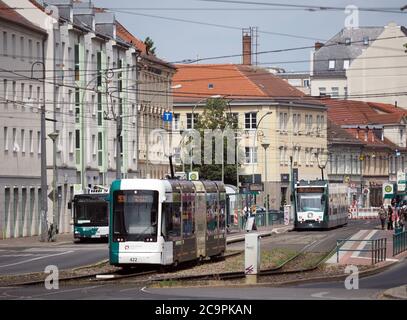 Potsdam, Deutschland. Juli 2020. Die Straßenbahnen der Linien 92 und 93 fahren über den Platz der Einheit in der Innenstadt. Quelle: Soeren Stache/dpa-Zentralbild/ZB/dpa/Alamy Live News Stockfoto