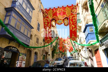 Traditionelle maltesische Gebäude entlang der St. Paul Street in Valletta, Malta. Stockfoto