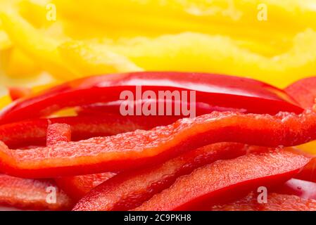 In Scheiben geschnittene gelbe und rote Paprika Obst Nahaufnahme selektive Fokus Stockfoto