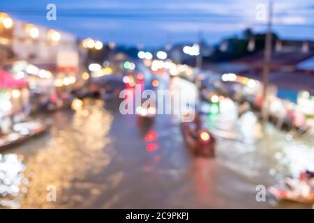 Verschwimmen Sie den Country River Abendmarkt im thailändischen Stil mit Menschen entspannen und entspannen Bokeh Hintergrund. Stockfoto