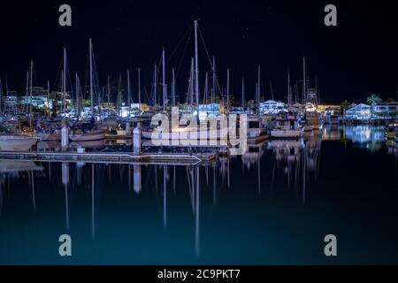 Nächtliche Aufnahmen von Booten in ihren Slips in einer ruhigen Nacht im Marina Real im Meer von Cortez, San Carlos, Sonora, Mexiko. Stockfoto