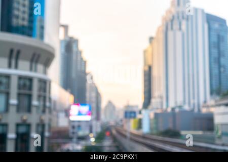 Verschwimmen Hauptstadt viele Gebäude in der Stadt mit High-Tech-Transportsystem mit Sonnenlicht Hintergrund. Stockfoto