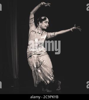 Wunderschöne bharatanatyam Tänzerin Stockfoto