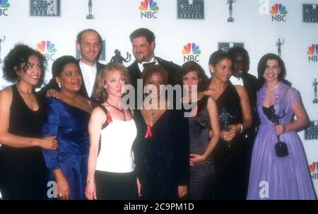 Santa Monica, California, USA 24. Februar 1996 (L-R)Schauspielerin Laura Ceron, Schauspielerin Yvette Freeman, Schauspieler Anthony Edwards, Schauspielerin Ellen Crawford, Schauspieler Abraham Benrubi, Schauspielerin Conni Marie Brazelton, Schauspielerin Parminder Nagra, Schauspielerin Gloria Reuben, Schauspieler Deezer D. und Schauspielerin Julianna Margulies nehmen am 24. Februar an den zweiten Annual Screen Actors Guild Awards Teil. 1996 im Santa Monica Civic Auditorium in Santa Monica, Kalifornien, USA. Foto von Barry King/Alamy Stockfoto Stockfoto