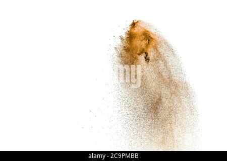 Braun trockenen Sand Explosion auf weißem Hintergrund. Abstrakte Sand spritzt. Stockfoto