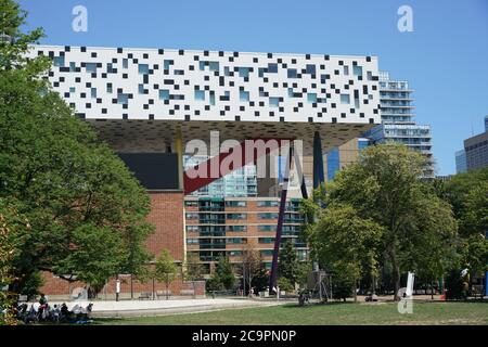 Toronto, Kanada - 31. Juli 2020: Grange Park und das Ontario College of Art and Design im Hintergrund Stockfoto