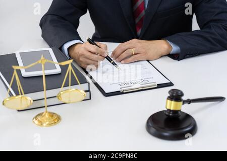 Das private Büro des asiatischen jungen Anwalt arbeiten auf Desktop mit Rechtsfall Dokument am Arbeitsplatz für Berater. Recht, Beratung und Gerechtigkeit conce Stockfoto