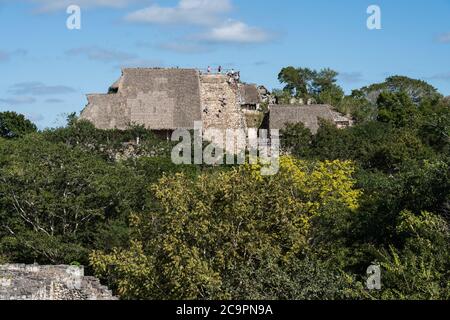 Touristen erklimmen die Akropolis, das höchste Bauwerk in den prähispanischen Ruinen der Maya-Stadt Ek Balam in Yucatan, Mexiko. Stockfoto