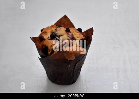 Köstliche frisch gebackene süße Muffin / hausgemachte süße Blaubeer Muffin auf einem Tisch auf weißem Holzhintergrund Stockfoto