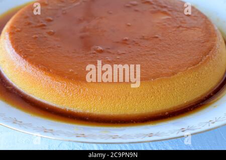 Traditionelles französisches Creme Brulee Dessert mit karamellisiertem Zucker auf der Oberseite / kroatische Rozata / Rozada auf weißem Holzhintergrund serviert Stockfoto