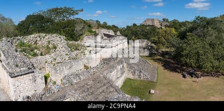 Die teilweise restaurierten Ruinen der Zwillingstempel auf der Oberseite der Struktur 17 mit der großen Ruine der Akropolis hinter in den Ruinen von Ek Balam, Mexiko. Stockfoto