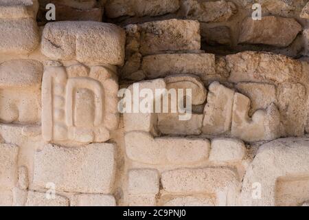 Dekorative Stuck geschnitzte Glyphen in der Akropolis in den prähispanischen Ruinen der Maya-Stadt Ek Balam in Yucatan, Mexiko. Stockfoto