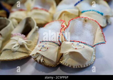 Auswahl an handgefertigten Kinder und Baby Perlen Leder Indianischen Mokassins auf dem Display zum Verkauf in einem powwow in San Francisco Stockfoto