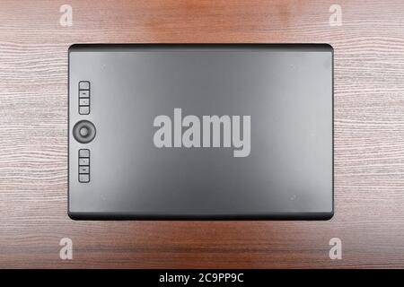 Professionelle Grafik-Tablet von oben. Isoliert auf Holzhintergrund. Hochauflösendes Foto. Volle Schärfentiefe. Stockfoto