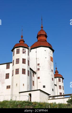 Low-Winkel-Ansicht der Lacko Burg Vordertürme in der schwedischen Provinz Vastergotland. Stockfoto