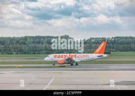 Wien, Österreich - 07. Mai 2019: EasyJet Europe Airbus A319. EasyJet Europe Airline GmbH, im Stil von easyJet, ist eine Low-Cost-Airline mit Sitz in Wien Stockfoto