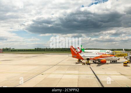 Wien, Österreich - 07. Mai 2019: EasyJet Europe Airbus A319. EasyJet Europe Airline GmbH, im Stil von easyJet, ist eine Low-Cost-Airline mit Sitz in Wien Stockfoto