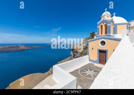 Sonnige Reiselandschaft, Glockenturm einer Kirche mit Blick auf Santorini Vulkankrater und Schiffe darin, Santorini, Kykladen, Griechenland Stockfoto