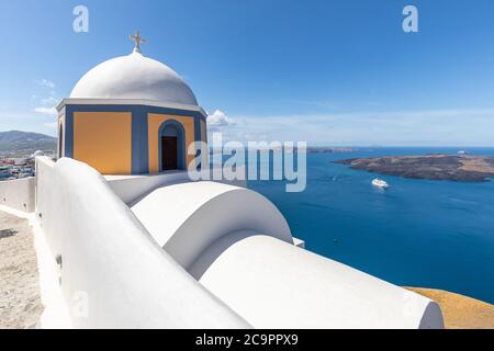 Weiße Architektur auf Santorini Insel, Griechenland. Schöne Landschaft, Meerblick. Weiße Waschtreppen auf Santorini Island, Griechenland. Der Blick von Caldera Stockfoto