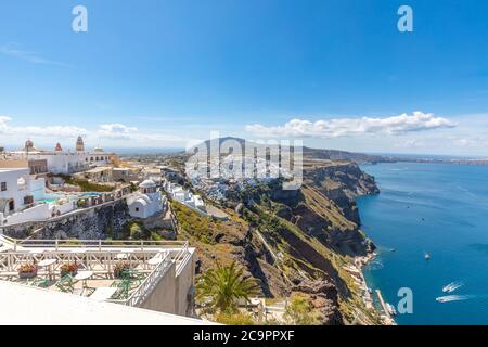 Blick auf die Restaurantstadt Fira am sonnigen Sommertag. Santorini, Griechenland. Malerische Aussicht auf traditionelle kykladische Santorini weiße Häuser. Reisen im Querformat Stockfoto