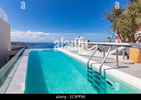 Weiße Architektur auf Santorini Insel, Griechenland. Luxuriöser Infinity-Pool mit Meerblick. Sommer romantische Hochzeit Hochzeitsreise Ziel. Rückzugsort für Paare Stockfoto