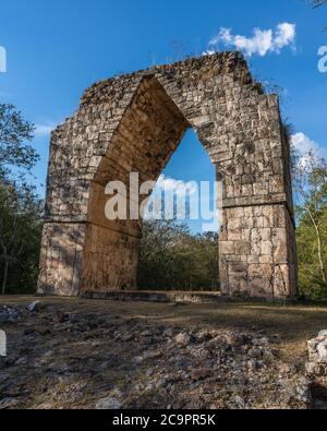 Der Bogen Tor zu den prähispanischen Maya Ruinen von Kabah sind Teil der prähispanischen Stadt Uxmal UNESCO-Weltkulturerbe-Zentrum in Yucatan, Mexiko Stockfoto