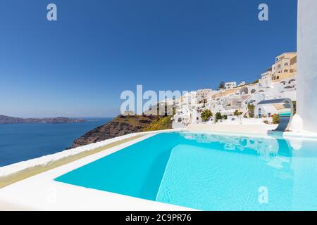 Schwimmen am Pool, Infinity-Pool Entspannung Blick auf die Caldera des Meeres von Santorini Griechenland. Luxusreise, Sommerurlaub, friedliches Resort Stockfoto