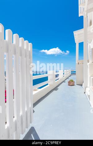 Weiße Waschtreppen auf Santorini Island Griechenland. Türeingang über blauem Meerblick unter blauem Himmel. Erstaunliche Sommer Reise Landschaft. Exotisches Reiseziel Stockfoto