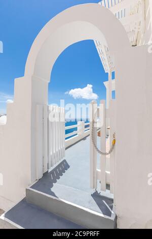 Weiße Waschtreppen auf Santorini Island Griechenland. Türeingang über blauem Meerblick unter blauem Himmel. Erstaunliche Sommer Reise Landschaft. Exotisches Reiseziel Stockfoto