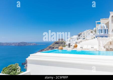 Perfekte Reisekulisse mit Pool und Meerblick. Wunderbarer blauer Himmel und Sonnenlicht. Unglaubliche Aussicht Infinity Pool Santorini, Luxus Sommerreise Stockfoto