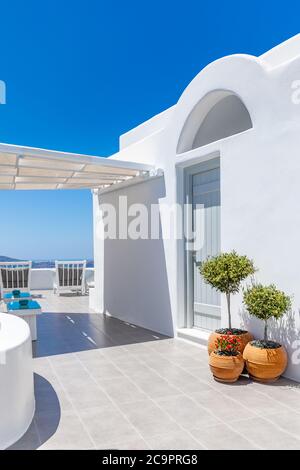 Weiße Waschtreppen auf Santorini Island Griechenland. Türeingang über blauem Meerblick unter blauem Himmel. Erstaunliche Sommer Reise Landschaft. Exotisches Reiseziel Stockfoto