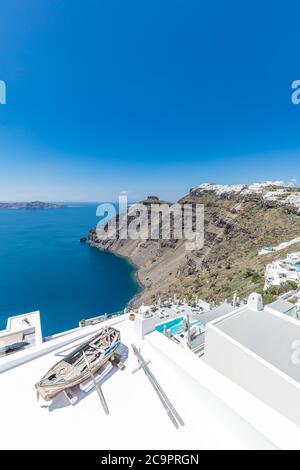 Malerische Aussicht auf traditionelle kykladische Resort mit Dekoration Boot Vordergrund, Oia Dorf, Santorini, Griechenland. Berühmtes Reiseziel, Luxusurlaub Stockfoto