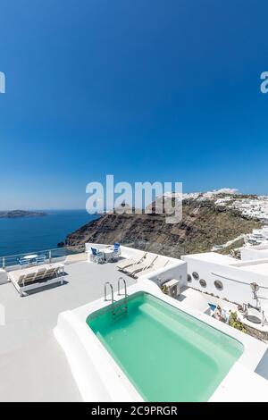 Landschaftlich schöner Blick auf das traditionelle kykladische Resort mit Jacuzzi im Vordergrund, Oia Dorf, Santorini, Griechenland. Luxus Sommer Reiseziel, Vibes, Stimmung Stockfoto
