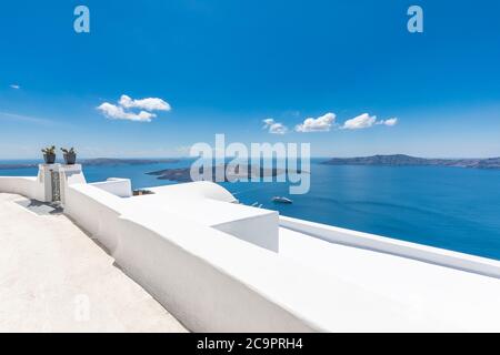 Weiße Waschtreppen auf Santorini Island Griechenland. Türeingang über blauem Meerblick unter blauem Himmel. Erstaunliche Sommer Reise Landschaft. Exotisches Reiseziel Stockfoto