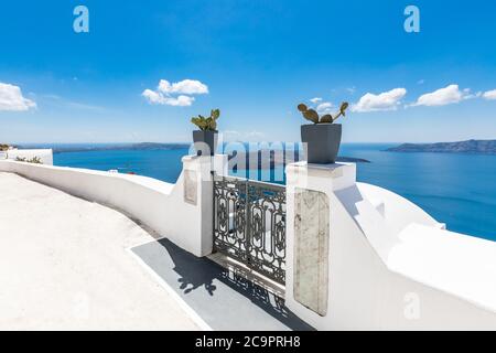 Weiße Waschtreppen auf Santorini Island Griechenland. Türeingang über blauem Meerblick unter blauem Himmel. Erstaunliche Sommer Reise Landschaft. Exotisches Reiseziel Stockfoto