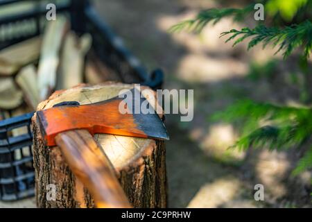 AX Schneiden Holzblock. Holz hacken Stockfoto