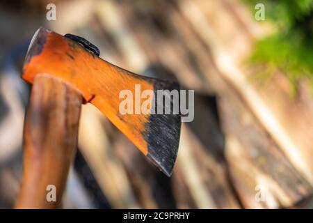 AX Schneiden Holzblock. Holz hacken Stockfoto