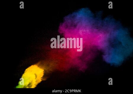 Abstrakte Multi Color Pulver Explosion auf schwarzen Hintergrund. Freeze Motion von bunten Staubpartikel Splash. Malte Holi. Stockfoto
