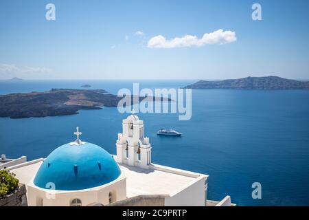 Fira und blaue Kuppel, Santorini, Griechenland. Berühmtes Reiseziel, blauer Himmel mit weißer Architektur. Fira und die Caldera von Santorini, Santorini Stockfoto