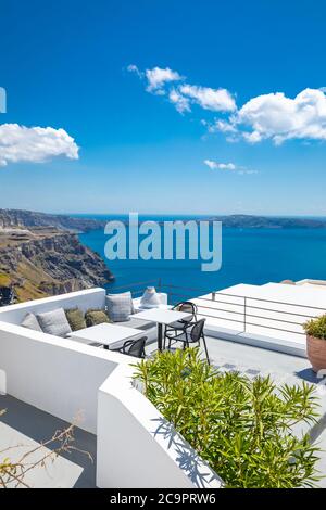 Stühle und Tisch auf der Terrasse. Weiße Architektur auf Santorini Insel, Griechenland. Schöne Aussicht auf das Meer, vertikale Banner Hintergrund. Luxusreisen Stockfoto