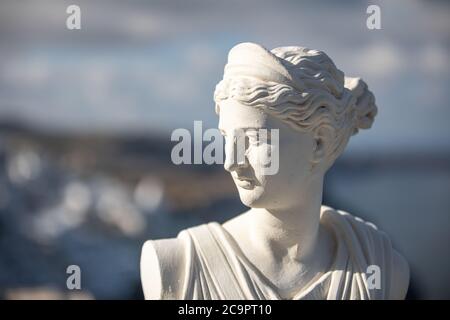 Weiße Statue und Blick auf die Caldera Santorini, Griechenland. Berühmte Attraktion des weißen Dorfes mit gepflasterten Straßen, griechischen Kykladen Inseln, Ägäis Stockfoto