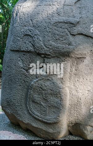 Denkmal 4, der alte Krieger, aus den Olmec Ruinen von La Venta. Vorklassische Periode (700-400 v. Chr.). La Venta Museum, Villahermosa, Mexiko. Stockfoto