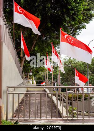 SINGAPUR – 31. JULI 2020 – Singapur Nationalflaggen in Sin Ming HDB Wohnanlage in Vorbereitung auf National Day platziert Stockfoto