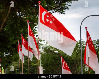 SINGAPUR – 31. JULI 2020 – Nahaufnahme der Nationalflaggen Singapurs, die in der Wohnanlage Sin Ming HDB in Vorbereitung auf den Nationalfeiertag aufgestellt wurden Stockfoto
